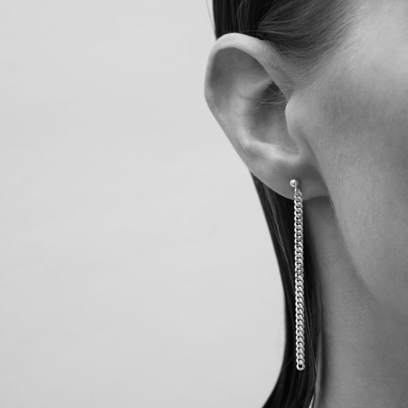 nina-ullrich-silver-Chain-Earrings-medium-cuemars-2