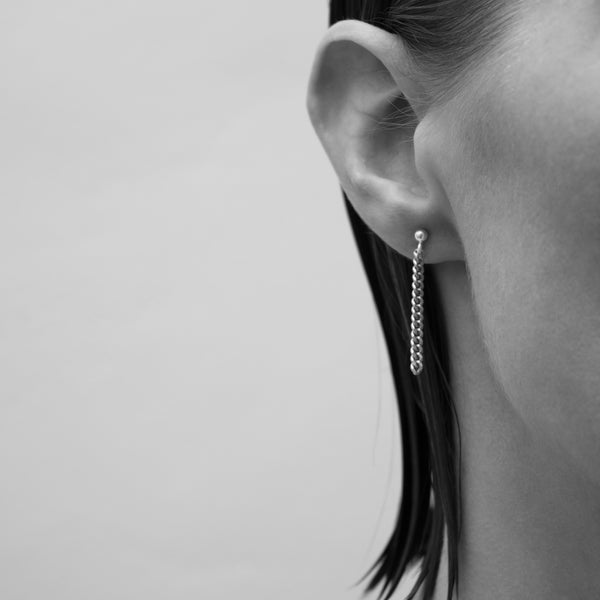 nina-ullrich-silver-Chain-Earrings-small-cuemars-2