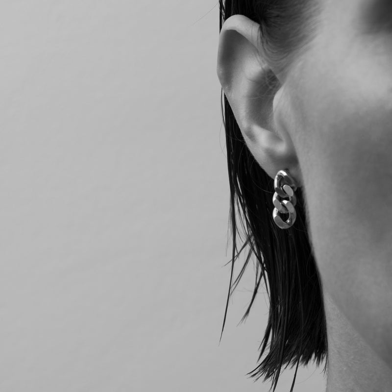 nina-ullrich-silver-small-Chain-LinkEarrings-cuemars-5