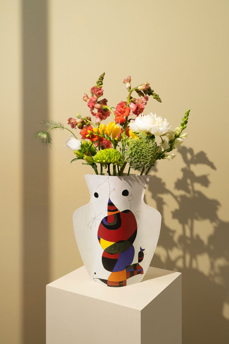 Flower paper vase based on Miro's design by Octaevo. Available at www.cuemars.com