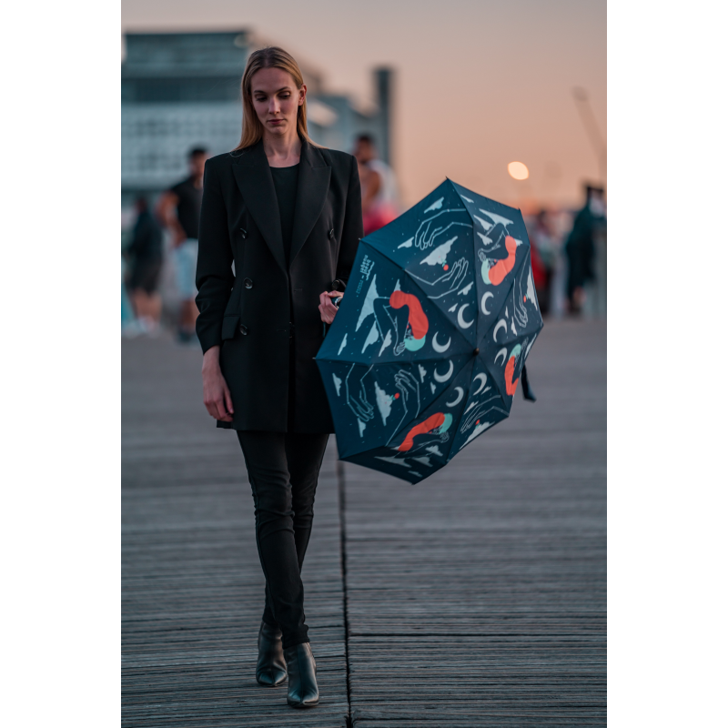 ;ifestyle picture of Universal Blue by French brand Beau Nuage, an umbrella made from recycled plastic bottles aimed to protect our environment as well as keeping us dry from the rain